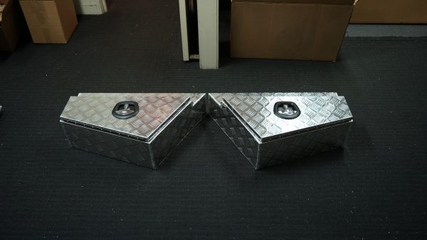 750x230x440mm Checker Plate Tapered Under Tray Tool Box - Image 2