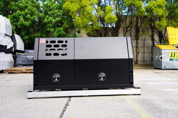 Black 1600mm Aluminium Canopy With Full Dog Box - Image 2